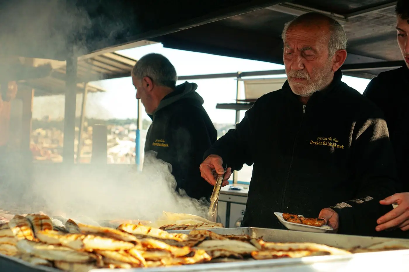 Izgarada balık pişiren usta